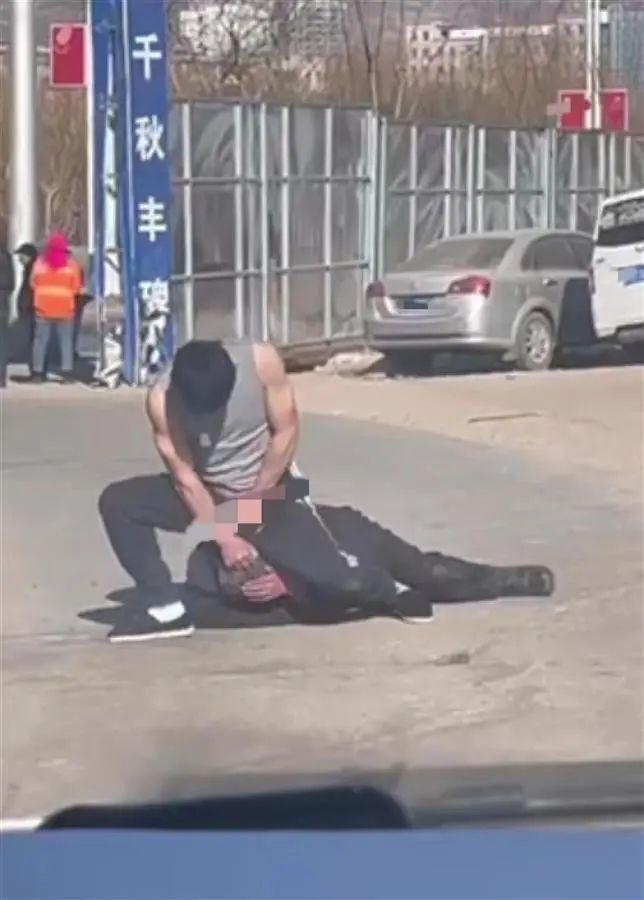 男子當(dāng)街毆打老父引發(fā)社會(huì)深思，倫理與法治的雙重拷問
