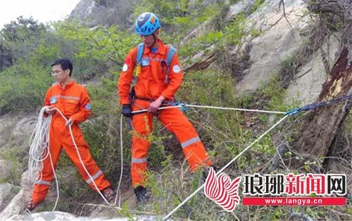 墜崖驢友戶外探險經(jīng)歷，群內(nèi)求救與驚險瞬間