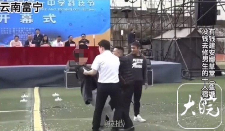 學(xué)生上臺(tái)指責(zé)學(xué)校引發(fā)深度對(duì)話，教育權(quán)力的反思與探討