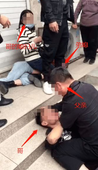 男子當(dāng)街毆打老父引發(fā)關(guān)注，家庭問題與社會責(zé)任引深思