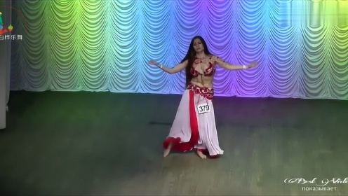 女生火裙舞表演中的意外瞬間，裙擺起火的挑戰(zhàn)與應對之道