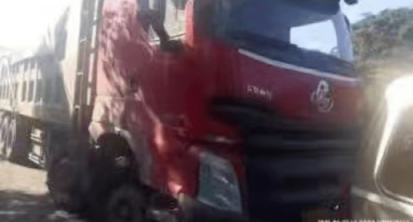 貨車爆胎引發(fā)意外，驚險瞬間小車遭遇瞬間消失的危機(jī)