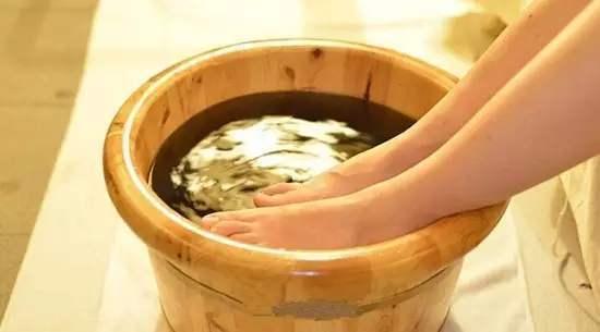 泡腳養(yǎng)生，調(diào)節(jié)身體經(jīng)絡(luò)的奧秘