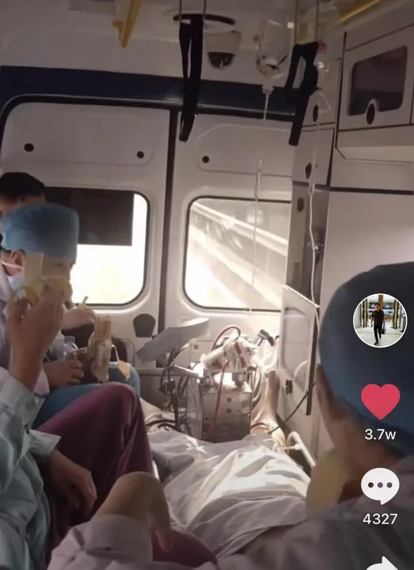 痛失親人之際，優(yōu)秀醫(yī)生的離去與家屬的深情告別