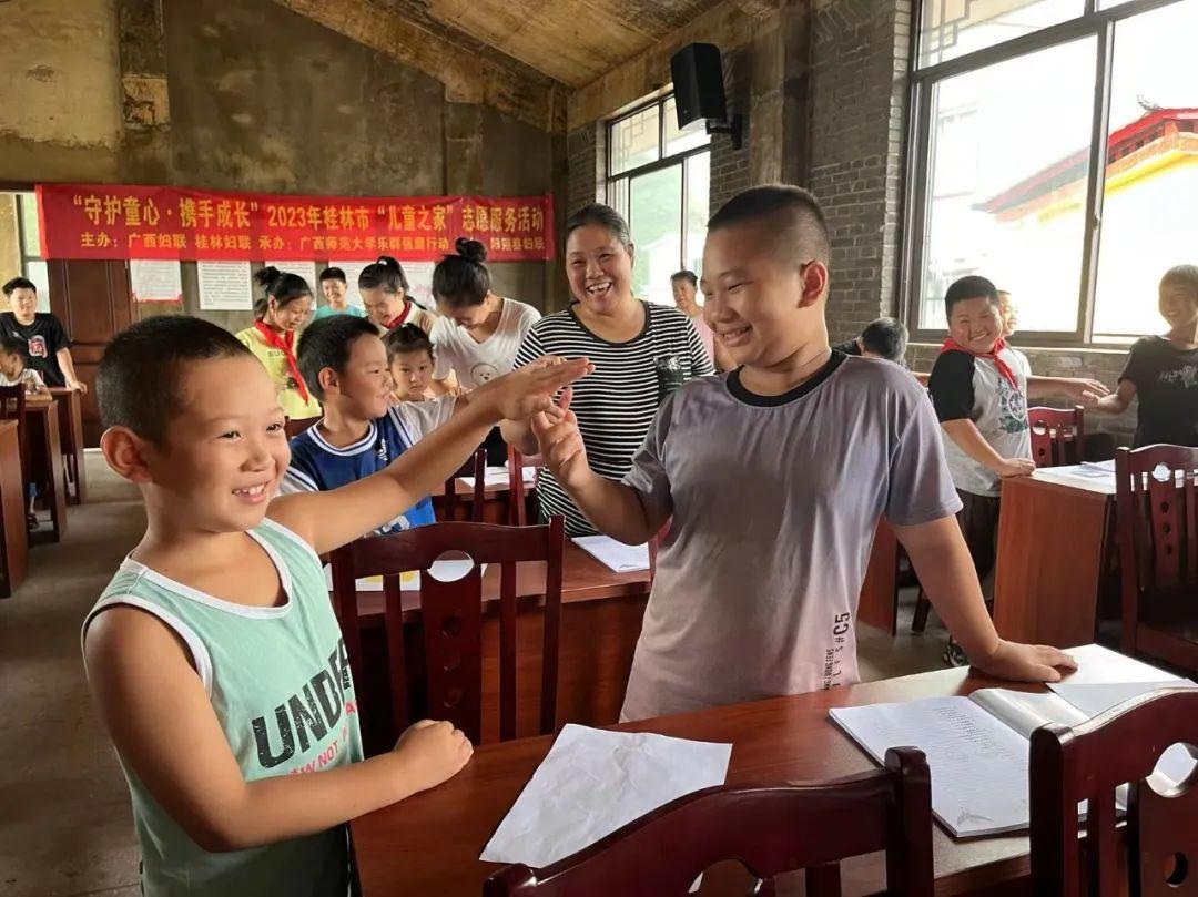 父母關(guān)愛如何塑造孩子情感穩(wěn)定，愛的力量與影響之道