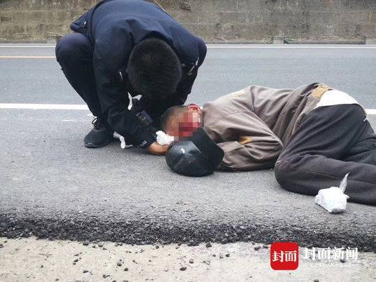 社會(huì)溫情展現(xiàn)，男子英勇墊腳保護(hù)摔倒老人，傳遞正能量