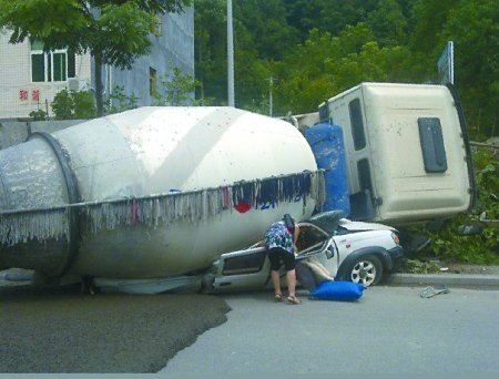 水泥罐車側(cè)翻事故深度解析，私家車被壓扁背后的真相